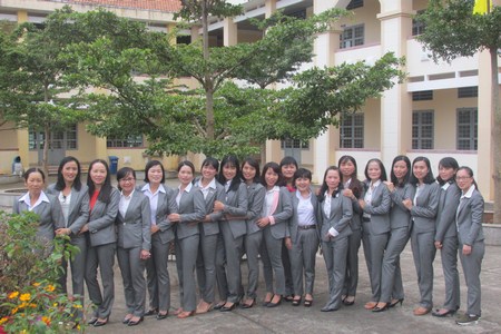 (GV Nữ chụp ảnh lưu niệm)