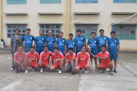 (GV Nam thi đấu bòng chuyền)