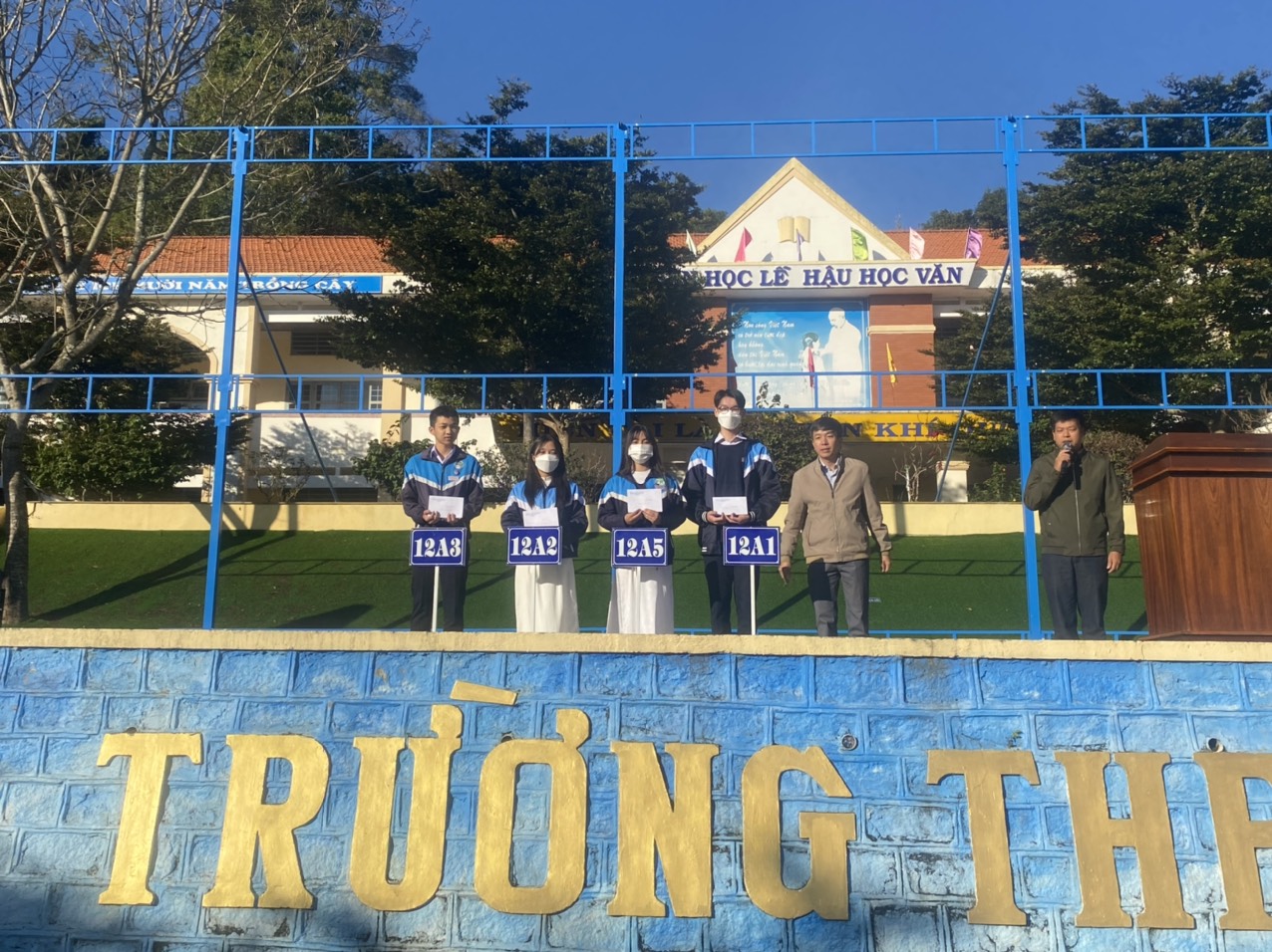 ( Thầy Hà văn Dũng- PHT, trao thưởng cho các tập thể lớp)