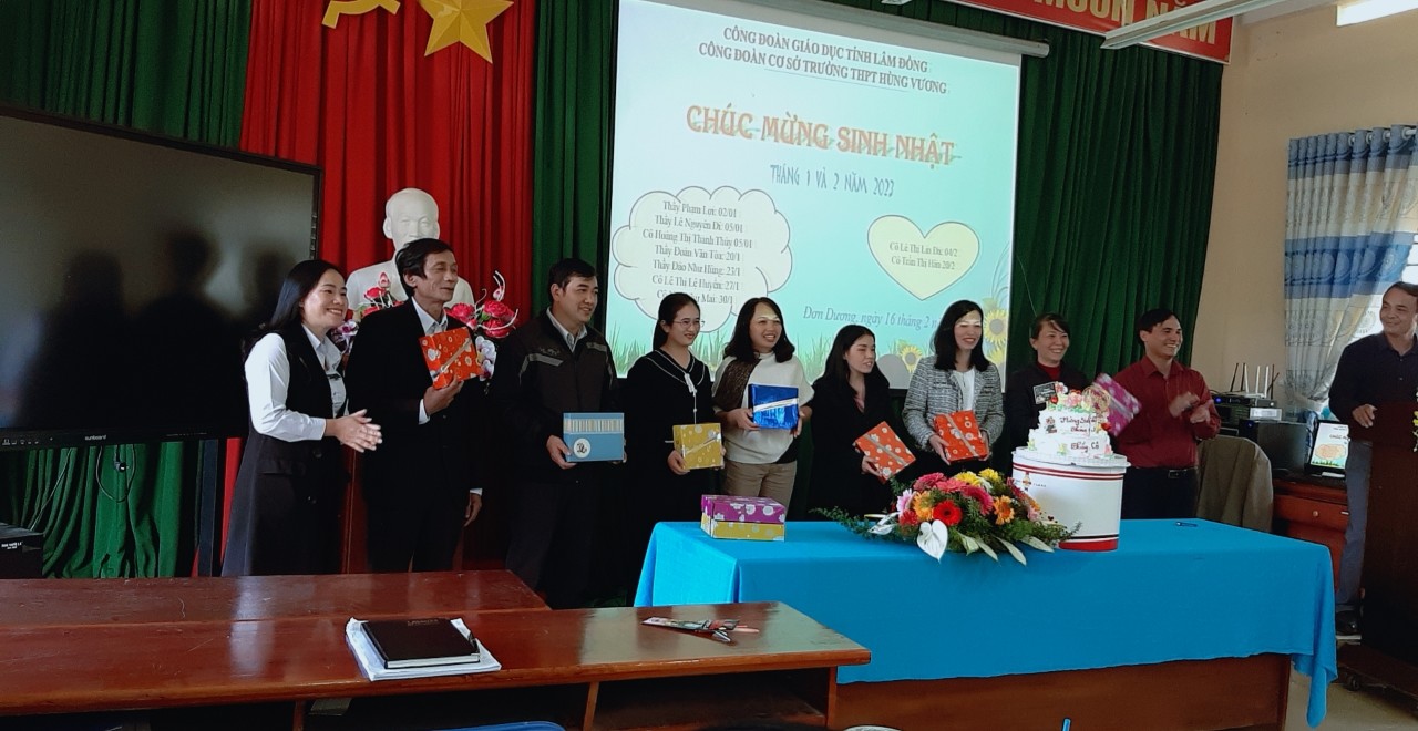 (Cô Nguyễn Thị Huệ -Hiệu trưởng và thầy Tạ Văn Ngọc- Cbủ tịch Công Đàn tặng quà cho CĐV)