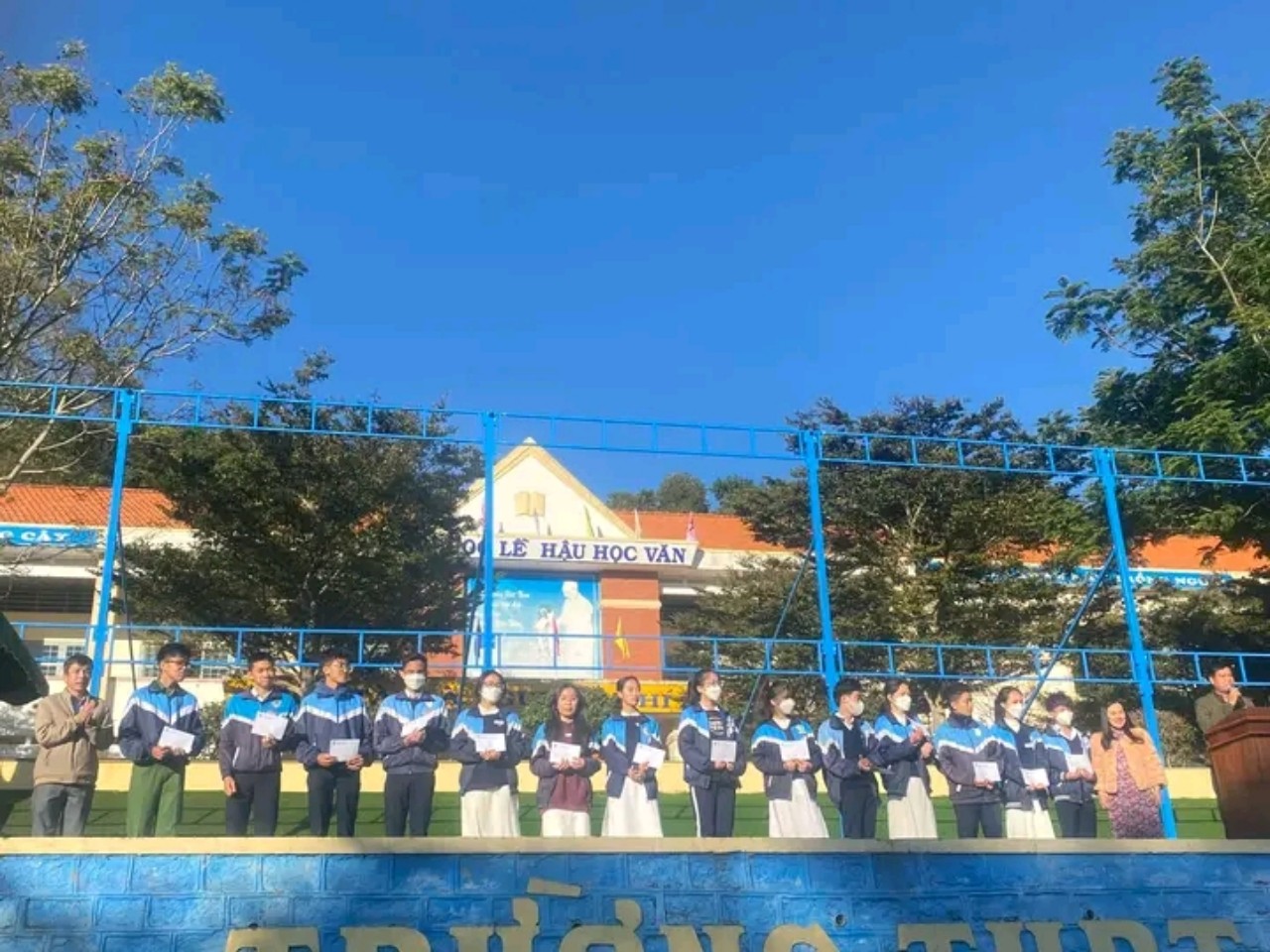 (Ban giám hiệu nhà trường trao thưởng cho các học sinh đạt giải)