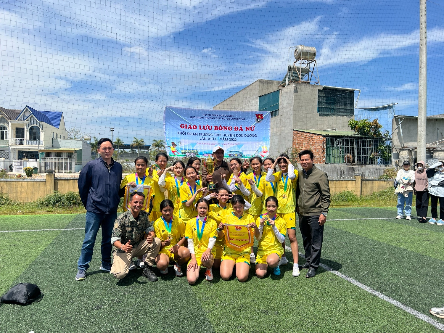 (Đội bóng đá Nữ THPT Hùng Vương)