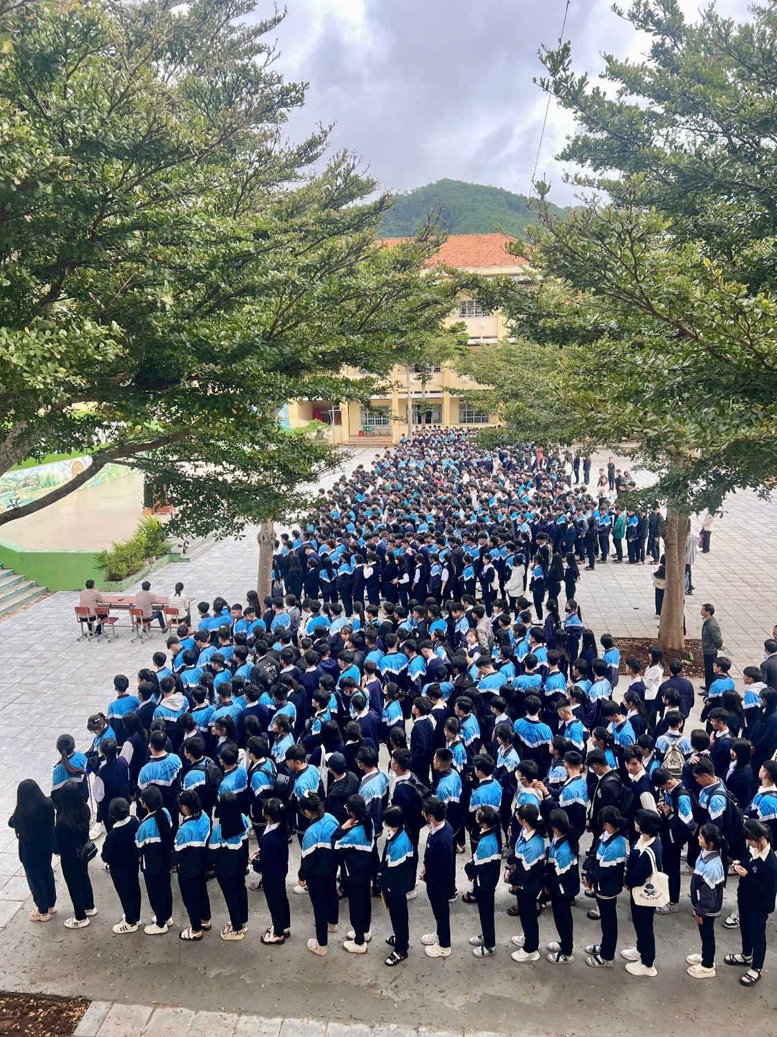 KHÔNG KHÍ RỘN RÀNG NGÀY TỰU TRƯỜNG TẠI TRƯỜNG  THPT HÙNG VƯƠNG - D'RAN  NĂM HỌC 2025 – 2026